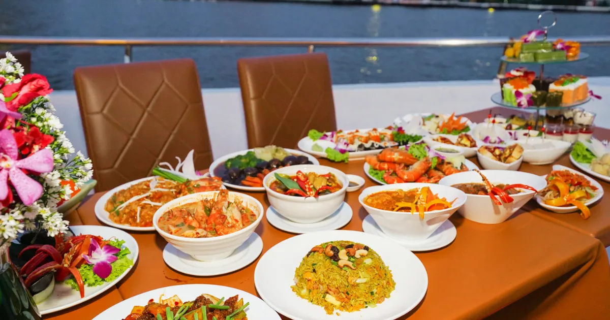 ที่นั่งบริเวณหัวเรือของเรือดินเนอร์เจ้าพระยาเมอริเดียน ครูซ 2